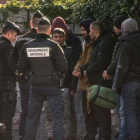 La policía francesa intercepta a un grupo de refugiados que intentan entrar en el Reino Unido por el paso de Calais.
