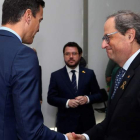 Pedro Sánchez saluda a Quim Torra en una de las ocasiones en las que ambos mantuvieron una reunión. FERNANDO CALVO