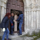 Momento en el que el cuerpo del Cristo sale por la puerta del convento de clausura de Carrizo. RAMIRO