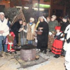Los pastores de la Cofradía de Santiago Apóstol encendieron el fuego para calentarse antes de recibi