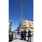 El alcalde y Moreno con miembros de la asociación.