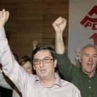 José Luis Centella y Cayo Lara cantan la Internacional.