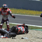 Los pilotos de Ducati Lorenzo y Dovizioso discuten tras el aparatoso accidente.