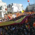 Miles de personas llenaron ayer la madrileña Puerta del Sol con banderas y pancartas