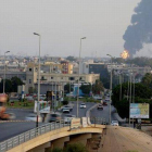Una columna de humo se eleva en los alrededores del aeropuerto de Trípoli.
