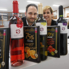 Alejandro González Jiménez y Patricia Fernández, ayer en la cata maridaje de vinos Tierra de León y chocolates Santocildes. JESÚS F. SALVADORES