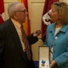 Victoriano Crémer recibe la medalla de manos de Amparo Valcarce