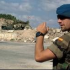 Un militar de una patrulla española realiza labores de observación en Tel Nahass, en el Líbano