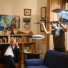 Imagen del rodaje del documental sobre la vida de Eduardo Arroyo, que dura un día entero, dirigido por Alberto Anaut.