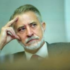 El escritor leonés José María Merino publica dos libros en Seix Barral
