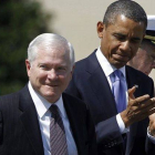 Barack Obama aplaude a Robert Gates en la ceremonia de despedida de este como secretario de Defensa, en junio del 2011.