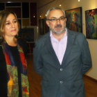 Cristina González y Manolo Gómez posan junto a algunos de los lienzos de su exposición.