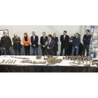 Los descubridores de los restos del dinosaurio turolense, ayer, junto a sus restos.