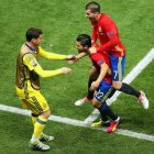 Nolito acudió al banquillo español para celebrar junto a Iker Casillas su gol a Turquía. HAIDER
