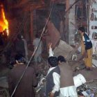 Miembros de los servicios de rescate de Pakistán buscan supervivientes tras la explosión de un coche