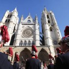 La Catedral perderá su gran ‘ojo’. El rosetón será desmontado para su restauración. A la derecha, tramo de la muralla en Era del Moro que será reparado. JESÚS F. SALVADORES