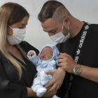 Tamara y Jesús posan con el pequeño Jesús, primer bebé nacido tras un trasplante de útero. TONI ALBIR