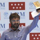 El periodista Jordi Évole saluda tras recibir el Premio de Periodismo 2013 por la Asociación de la Prensa de Madrid (APM) este miércoles en Madrid.