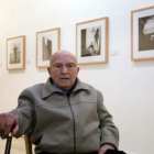 El fotógrafo Vicente Nieto Canedo posa junto a parte de su obra.