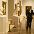 Miguel Zugaga en una de las salas del Museo del Prado.