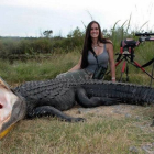 La cazadora y presentadors de National Geopraphic tras cazar un cocodrilo salvaje.