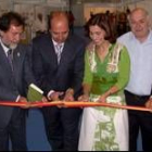 Las autoridades y el homenajeado cortan la cinta durante la inauguración de la feria