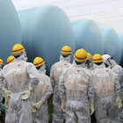 Inspectores internacionales revisan la situación de los tanques de agua en Fukushima, el pasado agosto.