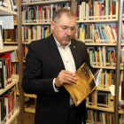 Ricardo Magaz, leyendo una obra reciente. MARCIANO