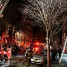 Bomberos trabajan en la extinción del peor incendio de Nueva York de los últimos 25 años, este viernes.