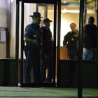 Varios policías salen de un edificio de apartamentos de Revere, en Boston, investigado en relación con el atentado del maratón.
