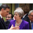 El presidente del Gobierno español, Pedro Sánchez, charla ayer con la primera ministra británica, Theresa May, en Bruselas. OLIVER HOSLET