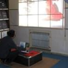 Un profesor del centro en el salón japonés que forma parte de la exposición