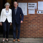 Theresa May sale del colegio electoral tras ejercer su derecho a voto.