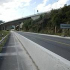 El Ministerio de Fomento ha levantado un muro de hormigón entre Villafranca y Ambasmestas