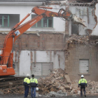 Demolición de las antiguas escuelas donde estaba prevista la construcción del parador. JESÚS F. SALVADORES