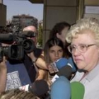 La viuda de Luis Carandell atendió a los periodistas en el tanatorio de la M-30