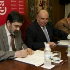 Ángel Penas, Manuel Lamelas y Rafael Santamaría, ayer durante la firma del convenio