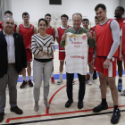 Aito con Natichu Alvarado, jugadores y cuerpo técnico de la Cultural mostrando la camiseta del club y hablando con los jugadores. FERNANDO OTERO