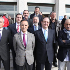 Claudio posa con los altos ejecutivos de Endesa Noroeste, con Francisco Aréchaga al frente.