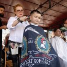 ‘León te corta’ atrajo a más de un millar de personas de todas las edades. MARCIANO PÉREZ