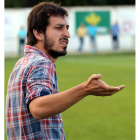 Álvaro García gesticula durante el encuentro.