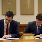 El secretario general del PSOE, Pedro Sánchez (i), y el presidente de Ciudadanos, Albert Rivera, durante la firma de un acuerdo de investidura y legislatura alcanzado entre los dos partidos, hoy en el Congreso de los Diputados.
