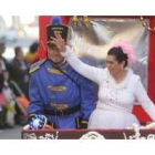 Un alien llama la atención de los niños que veían el desfile