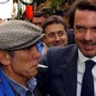 José María Aznar recibe el saludo del popular betunero «King Betún», ayer, en su visita a Cádiz