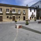 La plaza Mayor de Villafranca del Bierzo, con el edificio de la casa consistorial en primer término