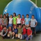 Un grupo de niños posa con su profesor antes de entrar al planetario viajero