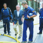 El alcalde acaompaña a la Policía Científica, ayer, en su primera entrada al Ayuntamiento de León.