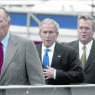 La saga Bush. De izquierda a derecha, los dos expresidentes George Bush padre e hijo y Jeb Bush, que tiene intención de presentar su candidatura en las próximas elecciones de la Casa Blanca.
