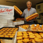 Pedro González Ibán es la tercera generación de panaderos y todavía utiliza el horno de leña.