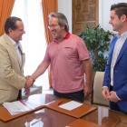 El presidente del Consultivo, Mario Amilivia, saluda al alcalde de Zamora, Francisco Guarido.